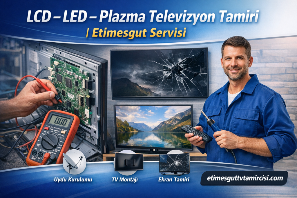 Mavi iş kıyafetiyle televizyon tamiri yapan bir teknisyen; arka planda kırık ekranlı TV ve devre kartı görünüyor.